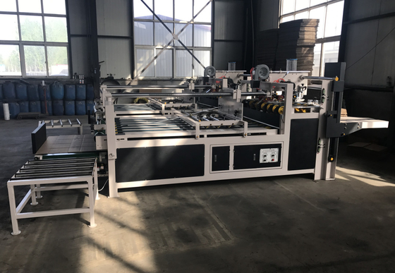 La carpeta conducida eléctrica Gluer del cartón del engranaje trabaja a máquina fabricación de cajas acanalada que pega semi automática