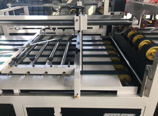 La carpeta conducida eléctrica Gluer del cartón del engranaje trabaja a máquina fabricación de cajas acanalada que pega semi automática
