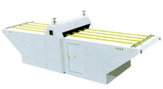 la máquina que cortaba con tintas plana 380v/50hz acanaló la cartulina de la caja del cartón